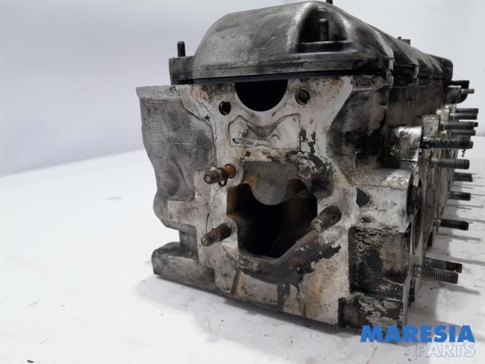 Cylinder head from a Renault Master II (FD/HD) 2.5 D 1998