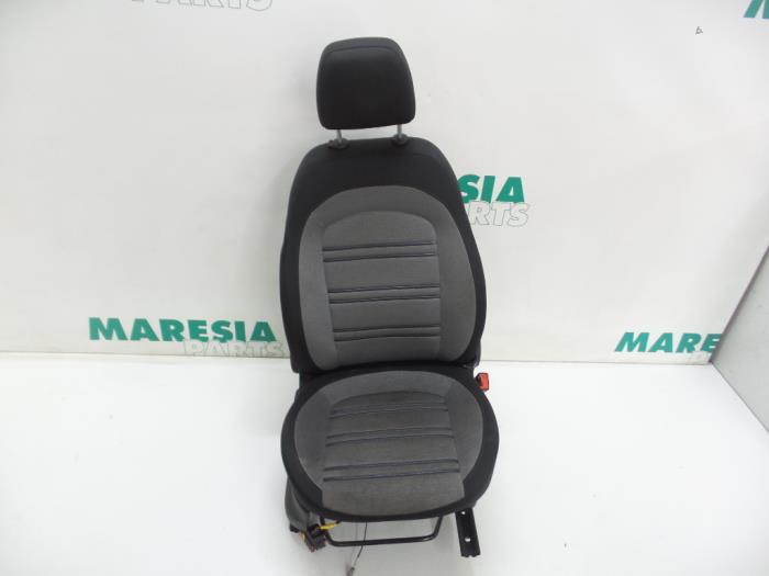 Używane Fotel prawy Fiat Punto Evo (199) 1.3 JTD Multijet 85 16V Euro 5 Cena € 85,00 Procedura marży oferowane przez Maresia Parts