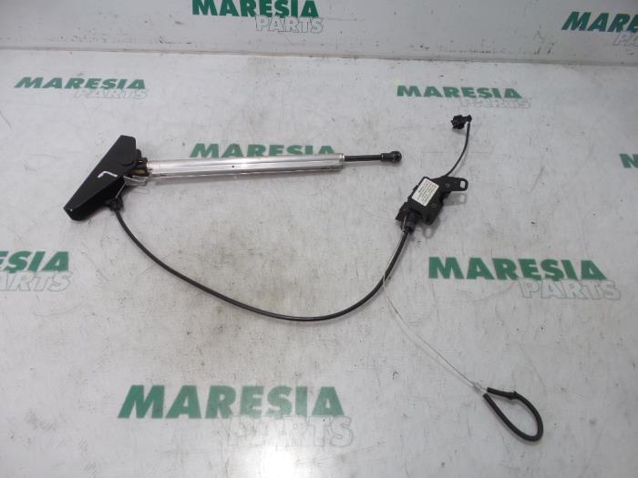 Używane Sterowanie dachu cabrio Peugeot 307 CC (3B) 2.0 HDIF 16V Cena € 75,00 Procedura marży oferowane przez Maresia Parts