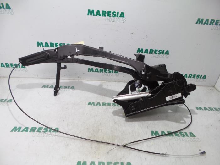 Używane Sterowanie dachu cabrio Peugeot 307 CC (3B) 2.0 HDIF 16V Cena € 105,00 Procedura marży oferowane przez Maresia Parts