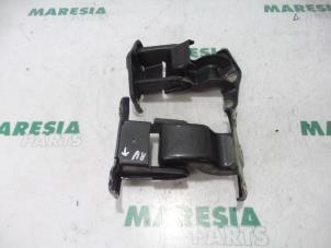 Used Rear door hinge, right Renault Trafic New (JL) Price € 75,00 Margin scheme offered by Maresia Parts