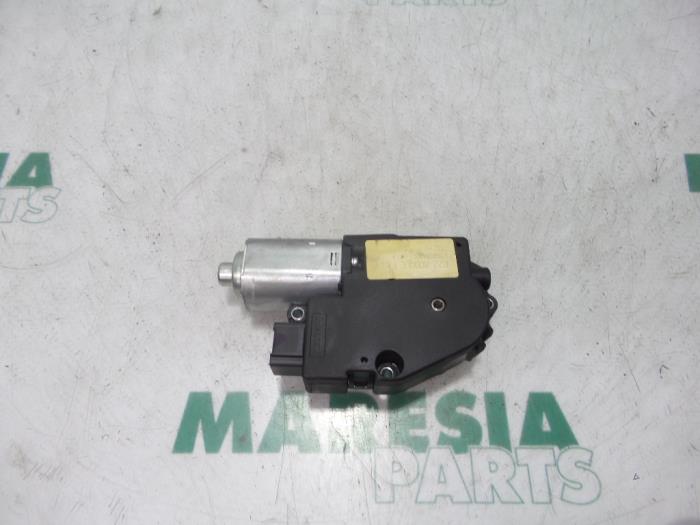 Używane Silnik szyberdachu Peugeot 407 SW (6E) 2.0 16V Cena € 90,00 Procedura marży oferowane przez Maresia Parts