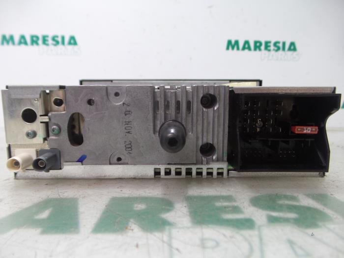 Radio CD player from a Peugeot 407 SW (6E) 2.0 16V 2005