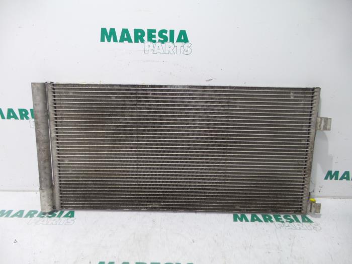 Air conditioning condenser from a Renault Laguna III Estate (KT) 2.0 Turbo 16V GT 2009