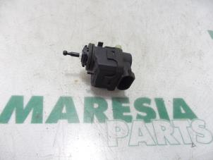 Używane Silnik reflektora Renault Clio Cena € 35,00 Procedura marży oferowane przez Maresia Parts