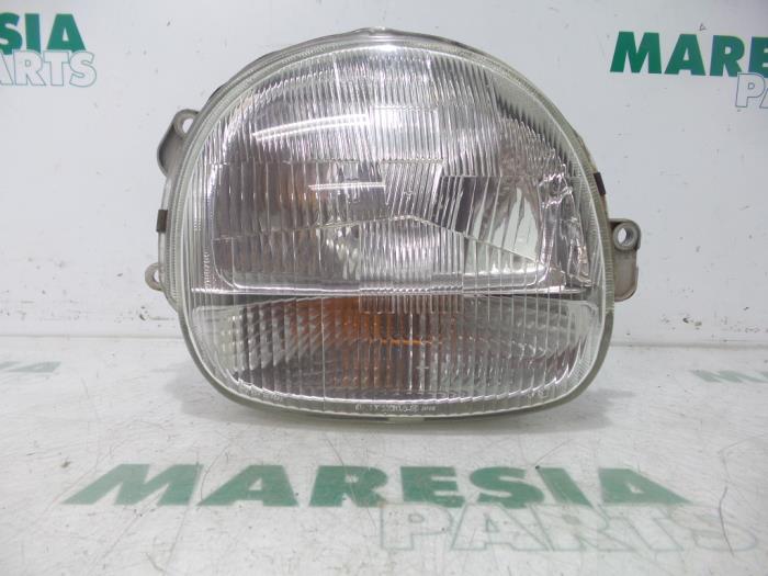 Używane Reflektor prawy Renault Twingo (C06) 1.2 Cena € 25,00 Procedura marży oferowane przez Maresia Parts