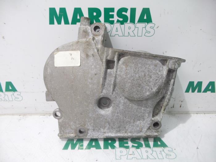 Usagé Couvercle de distribution Renault Grand Scénic II (JM) 1.6 16V Prix € 35,00 Règlement à la marge proposé par Maresia Parts