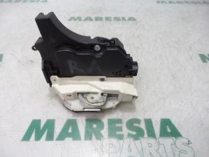 Usagé Serrure portière mécanique 4portes arrière droite Citroen C-Crosser 2.2 HDiF 16V Prix € 75,00 Règlement à la marge proposé par Maresia Parts
