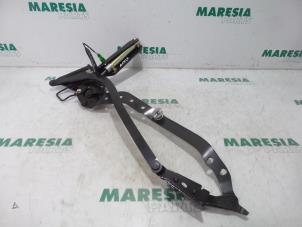 Used Convertible top hinge Peugeot 206 CC (2D) 2.0 16V Price € 90,00 Margin scheme offered by Maresia Parts