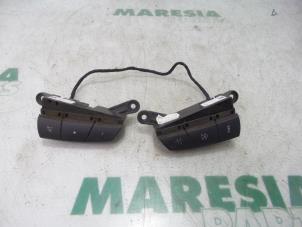 Used Steering wheel mounted radio control Peugeot Boxer (U9) 2.2 HDi 100 Euro 4 Price € 54,45 Inclusive VAT offered by Maresia Parts