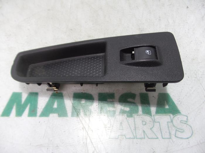 Używane Interruptor combinado de ventanillas Fiat Grande Punto (199) 1.2 Cena € 25,00 Procedura marży oferowane przez Maresia Parts