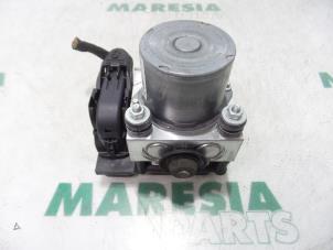 Używane Pompa ABS Fiat 500/595/695 1.4 T-Jet 16V 695 Cena € 262,50 Procedura marży oferowane przez Maresia Parts