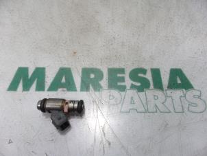 Używane Wtryskiwacz (wtrysk benzyny) Renault Clio Cena € 25,00 Procedura marży oferowane przez Maresia Parts