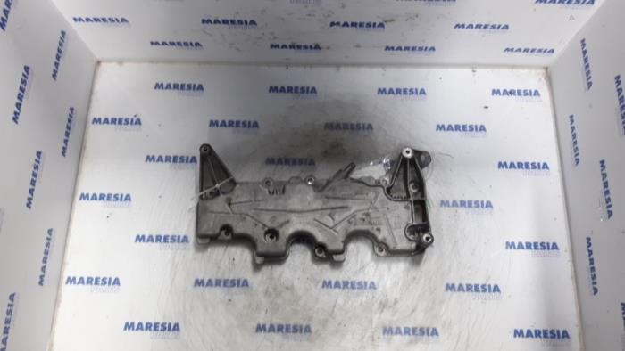 Usagé Couvercle soupapes Renault Scénic II (JM) 2.0 16V Prix € 20,00 Règlement à la marge proposé par Maresia Parts