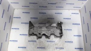 Used Rocker cover Renault Scénic II (JM) 2.0 16V Price € 20,00 Margin scheme offered by Maresia Parts