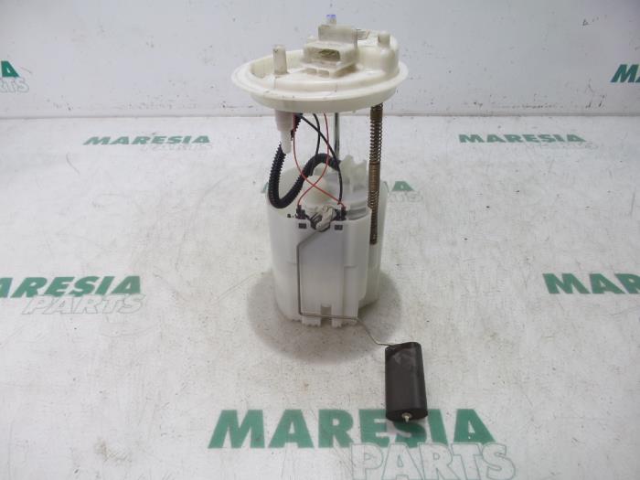 Electric fuel pump from a Abarth 500/595/695 1.4 T-Jet 16V 695 2016
