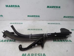 Used Sliding door rail, right Citroen Berlingo 1.6 Hdi 75 16V Phase 1 Price € 126,00 Margin scheme offered by Maresia Parts