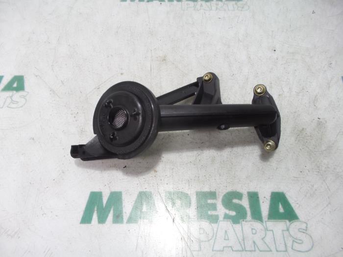 Używane Pompa oleju Peugeot 206 (2A/C/H/J/S) 1.4 HDi Cena € 20,00 Procedura marży oferowane przez Maresia Parts