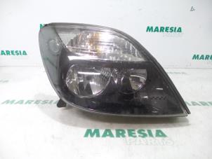 Used Headlight, right Renault Scénic I (JA) 2.0 16V RX4 Price € 25,00 Margin scheme offered by Maresia Parts