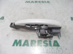 Used Front door handle 4-door, right Peugeot 3008 I (0U/HU) 1.6 HDiF 16V Price € 35,00 Margin scheme offered by Maresia Parts
