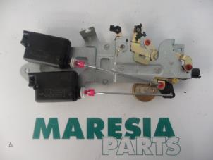 Used Sliding door lock mechanism, right Peugeot 807 2.0 16V Price € 60,00 Margin scheme offered by Maresia Parts
