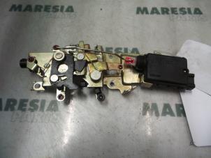 Używane Mechanizm zamka drzwi przesuwnych prawych Peugeot 806 2.0 SR,SV Cena € 50,00 Procedura marży oferowane przez Maresia Parts