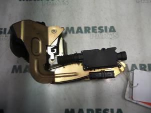 Gebrauchte Schiebetür Schließmechanik rechts Peugeot 807 2.2 HDiF 16V Preis € 40,00 Margenregelung angeboten von Maresia Parts
