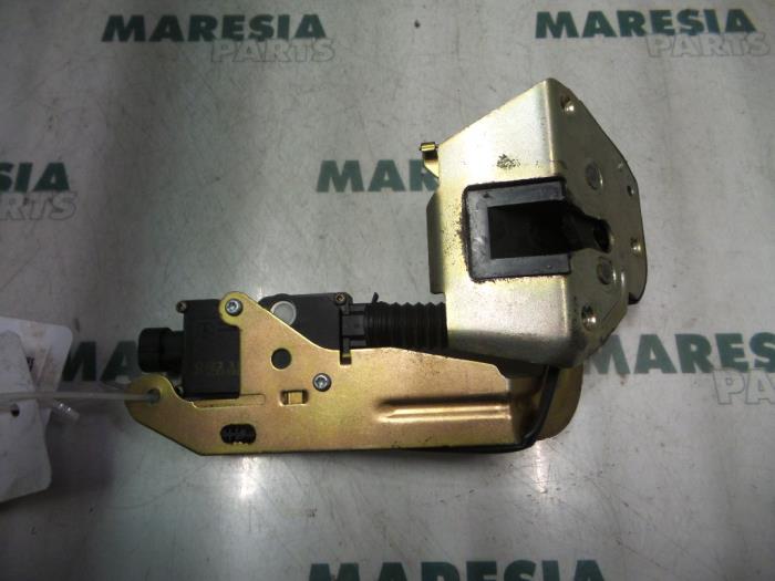 Sliding door lock mechanism, right from a Peugeot 807 2.2 16V 2004