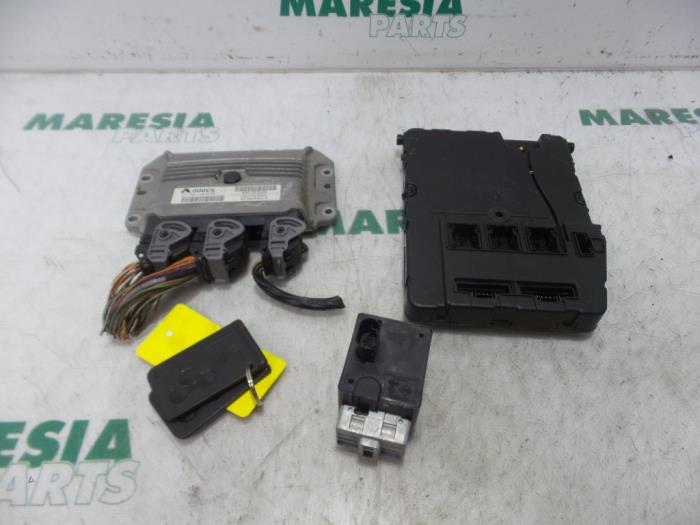 Used Engine management computer Renault Grand Scénic II (JM) 1.6 16V Price € 324,99 Margin scheme offered by Maresia Parts