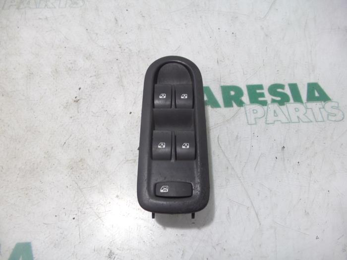 Usados Interruptor combinado de ventanillas Renault Grand Scénic II (JM) 1.6 16V Precio € 30,00 Norma de margen ofrecido por Maresia Parts