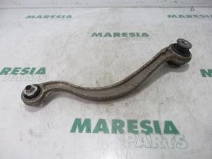 Usados Brazo de soporte inferior izquierda detrás Peugeot 3008 I (0U/HU) 2.0 HYbrid4 16V Precio € 25,00 Norma de margen ofrecido por Maresia Parts