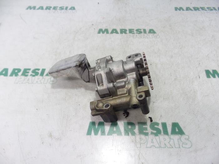 Używane Pompa oleju Citroen C4 Grand Picasso (UA) 2.0 HDiF 16V 135 Cena € 50,00 Procedura marży oferowane przez Maresia Parts