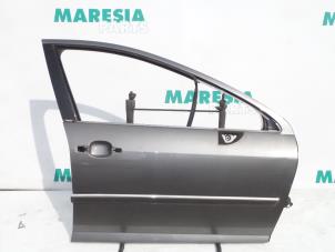 Używane Drzwi prawe przednie wersja 4-drzwiowa Peugeot 407 SW (6E) 2.0 HDiF 16V Cena € 75,00 Procedura marży oferowane przez Maresia Parts