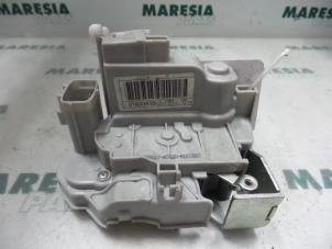 Używane Mechanizm blokady drzwi prawych przednich wersja 4-drzwiowa Lancia Ypsilon (312) 0.9 TwinAir 85 Cena € 50,00 Procedura marży oferowane przez Maresia Parts