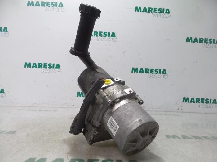 Power steering pump from a Peugeot 3008 I (0U/HU) 1.6 HDiF 16V 2014