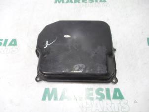 Używane Pokrywa skrzyni biegów Renault Clio III (BR/CR) 1.6 16V Cena € 25,00 Procedura marży oferowane przez Maresia Parts