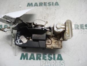 Usagé Mécanique de verrouillage portière arrière camionnette Fiat Ducato (243/244/245) 2.8 JTD 15 Prix € 50,00 Règlement à la marge proposé par Maresia Parts
