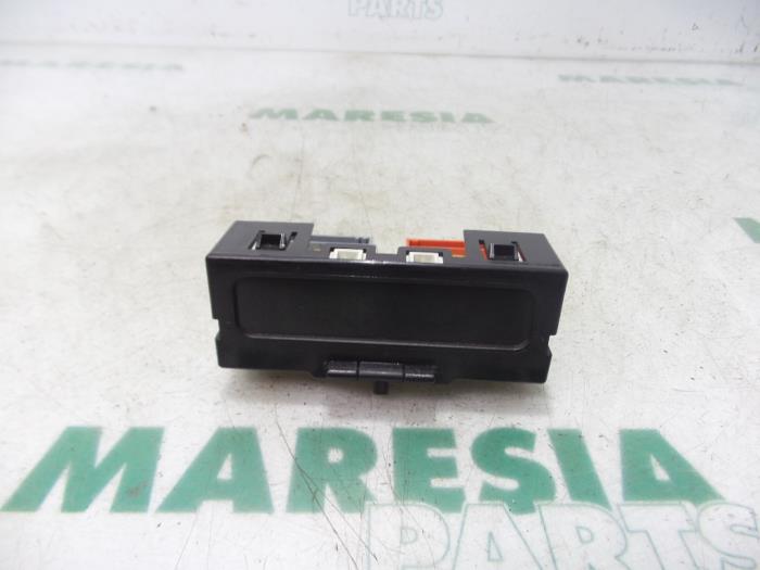 Begagnade Innerdisplay Renault Clio II Societe (SB) 1.5 dCi 65 Pris € 15,00 Marginaltabell erbjuds av Maresia Parts