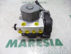 Used ABS pump Renault Clio IV Estate/Grandtour (7R) 0.9 Energy TCE 90 12V Price € 157,50 Margin scheme offered by Maresia Parts