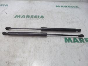 Used Set of tailgate gas struts Renault Clio IV Estate/Grandtour (7R) 0.9 Energy TCE 90 12V Price € 40,00 Margin scheme offered by Maresia Parts