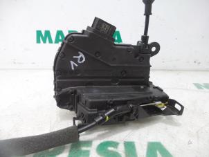 Used Front door lock mechanism 4-door, right Renault Clio IV Estate/Grandtour (7R) 0.9 Energy TCE 90 12V Price € 35,00 Margin scheme offered by Maresia Parts