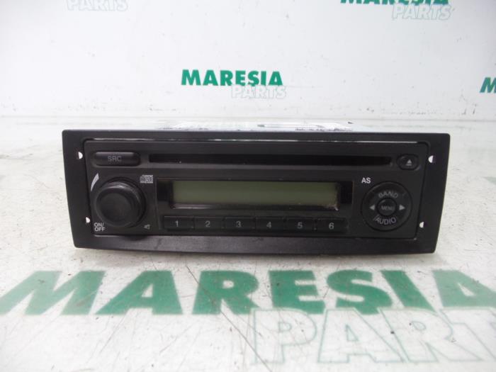 Radio CD player from a Fiat Doblo (263) 1.3 D Multijet Euro 4 2011