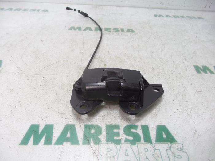 Używane Blokada dachu cabrio Renault Megane II CC (EM) 1.9 dCi 120 Cena € 40,00 Procedura marży oferowane przez Maresia Parts