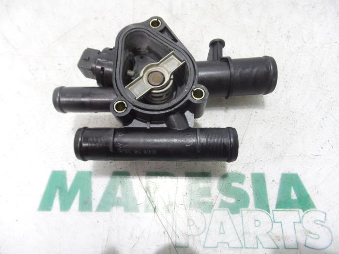 Thermostat housing from a Renault Megane II CC (EM) 1.9 dCi 120 2005