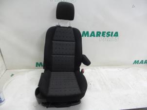 Używane Fotel prawy Peugeot 307 SW (3H) 1.6 16V Cena € 85,00 Procedura marży oferowane przez Maresia Parts