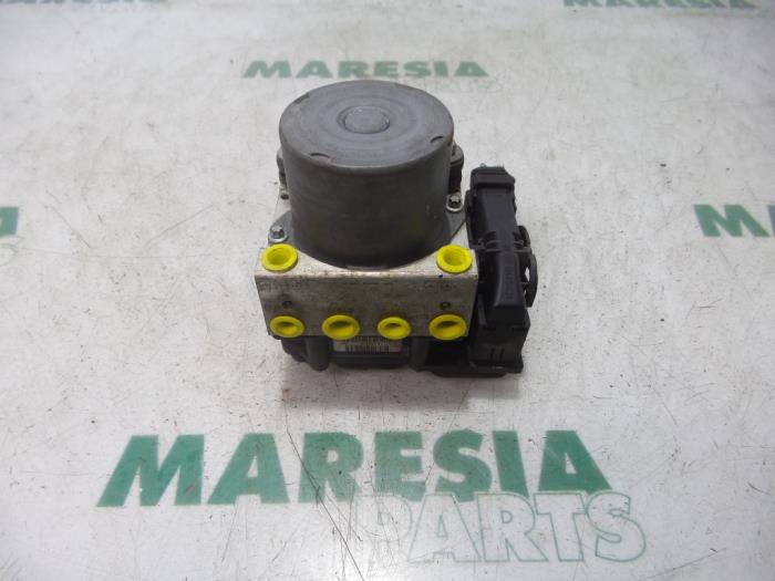 Używane Pompa ABS Peugeot 307 SW (3H) 1.6 16V Cena € 39,95 Procedura marży oferowane przez Maresia Parts