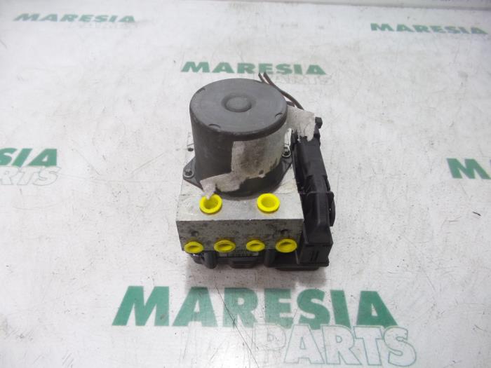 Usagé Pompe ABS Renault Megane II CC (EM) 1.9 dCi 120 Prix € 49,99 Règlement à la marge proposé par Maresia Parts
