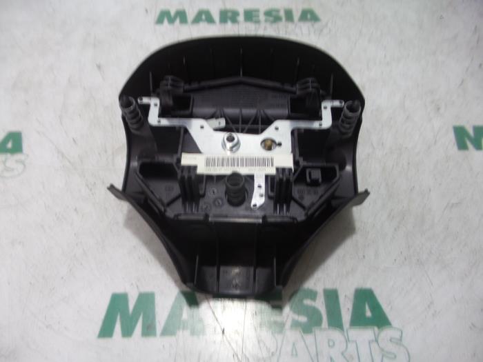 Left airbag (steering wheel) from a Peugeot 206 (2A/C/H/J/S) 1.4 XR,XS,XT,Gentry 2006