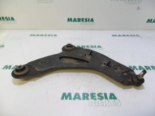 Usagé Bras de suspension bas avant droit Renault Trafic New (FL) 1.9 dCi 82 16V Prix € 25,00 Règlement à la marge proposé par Maresia Parts