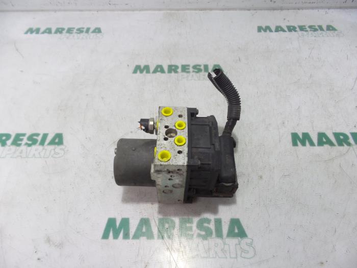 Używane Pompa ABS Citroen C8 (EA/EB) 2.0 16V Cena € 157,50 Procedura marży oferowane przez Maresia Parts